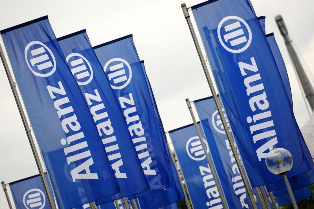 WA 13 archív Mníchov - Na archívnej snímke zo 7. mája 2014 vlajky s logom nemeckej poisťovacej a správcovskej spoločnosti Allianz vejú pred začiatkom valného zhromaždenia poisťovacej skupiny v mníchovskom Olympiaparku. Spoločnosť Alianz v stredu 5. augusta 2020 oznámila, že jej čistý zisk v 2. štvrťroku klesol menej ako sa čakalo počas pandémie nového koronavírusu. Po prepočítaní na akciu klesol zisk poisťovacieho gigantu na 3,68 eura z vlaňajších 5,10 eura za akciu. FOTO TASR/DPA



ARCHIV - 07