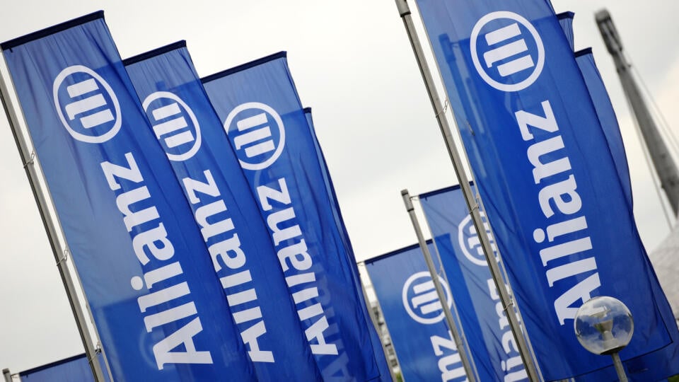 WA 13 archív Mníchov - Na archívnej snímke zo 7. mája 2014 vlajky s logom nemeckej poisťovacej a správcovskej spoločnosti Allianz vejú pred začiatkom valného zhromaždenia poisťovacej skupiny v mníchovskom Olympiaparku. Spoločnosť Alianz v stredu 5. augusta 2020 oznámila, že jej čistý zisk v 2. štvrťroku klesol menej ako sa čakalo počas pandémie nového koronavírusu. Po prepočítaní na akciu klesol zisk poisťovacieho gigantu na 3,68 eura z vlaňajších 5,10 eura za akciu. FOTO TASR/DPA
ARCHIV - 07