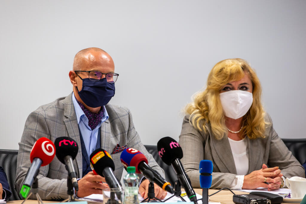 Na snímke je Mária Lévyová a Marián Šóth počas tlačovej konferencie.  