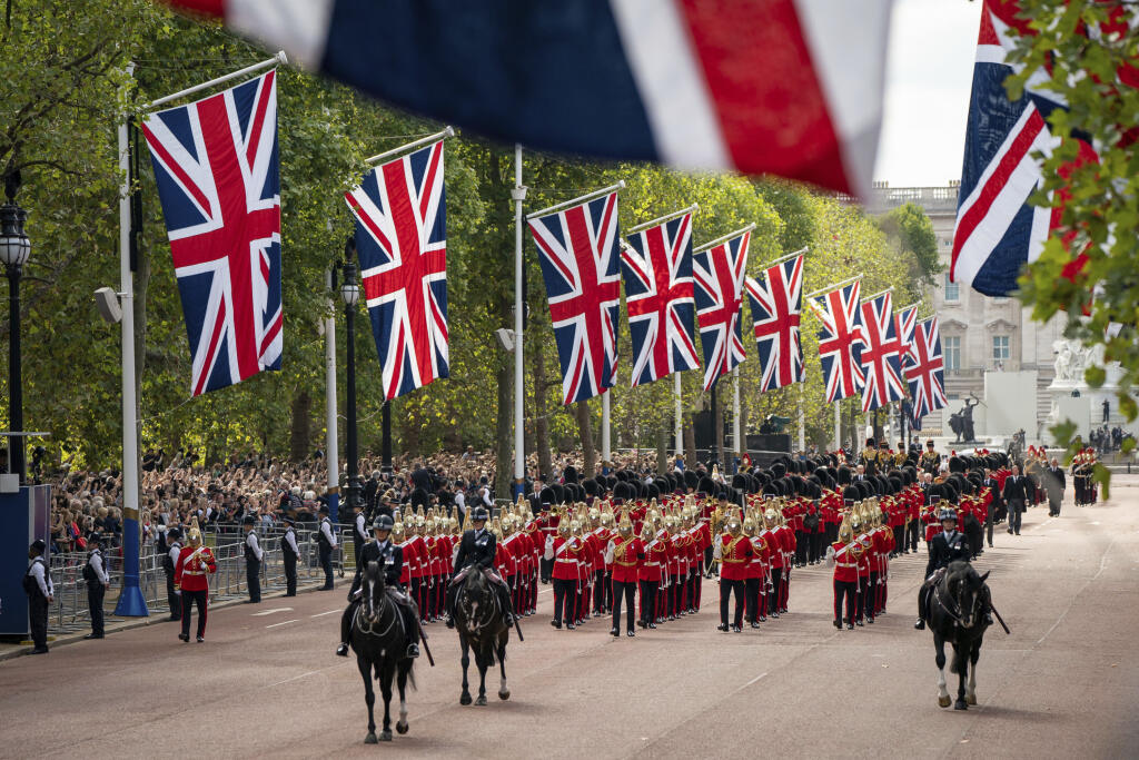 Smútočný sprievod s rakvou zosnulej britskej kráľovnej Alžbety II. z Buckinghamského paláca do Westminsterského paláca v Londýne 14. septembra 2022.