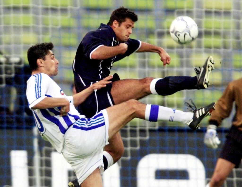 1860 Munich Croatian player Filip Tapalovic, right, and Marcel Cupak, left , of Czech Republic soccer club FK Drnovice challenge for the ball during their first round second leg match of the UEFA Cup at the Munich Olympic stadium, Tuesday, September 26, 2000. The first leg match ended in a 0-0 draw. (AP Photo/Camay Sungu)
YL34 Mníchov - Filip Tapalovič (vpravo) z 1860 Mníchov bojuje o loptu s Marcelom Cupákom (vľavo) z FK Drnovice v odvetnom futbalovom zápase 1. kola Pohára UEFA v Mníchove, 2