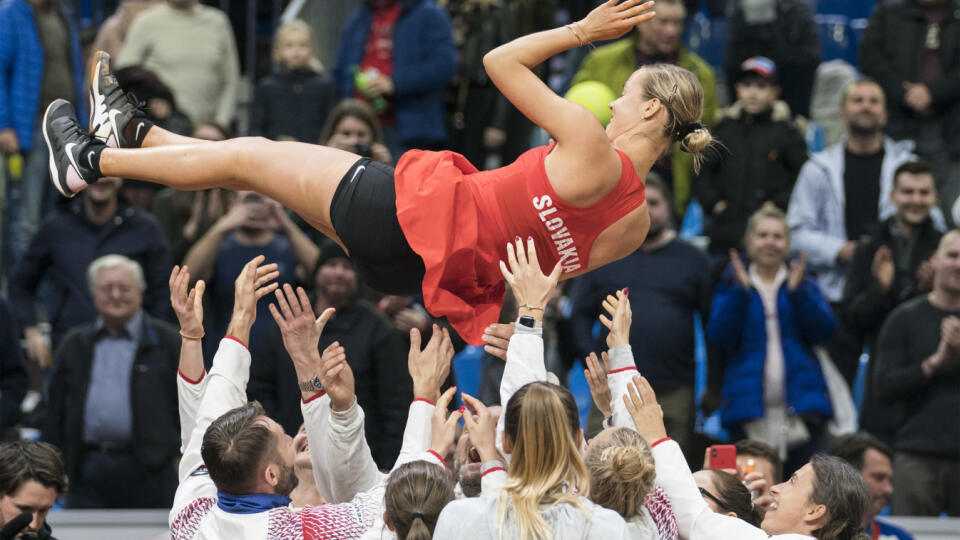 Na snímke radosť slovenského fedcupového tímu po výhre v druhej dvojhre druhého hracieho dňa kvalifikačného duelu o postup na finálový turnaj Pohára federácie Slovensko - Veľká Británia, v ktorom Anna Karolína Schmiedlová zdolala Britku Harriet Dartovú a získala pre Slovensko rozhodujúci tretí bod v Bratislave 8. februára 2020. Slovenské tenistky zdolali Veľkú Britániu 3:1.