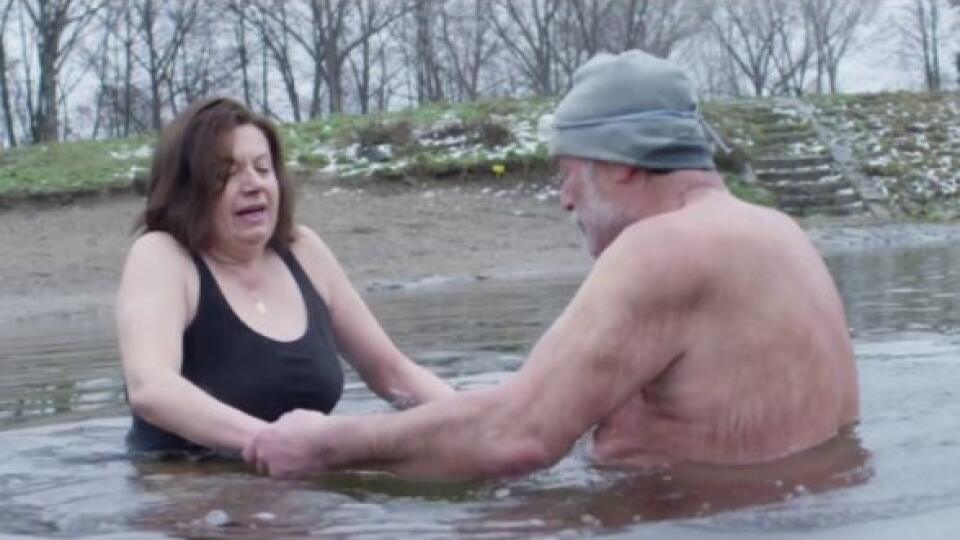 Zuzana Kronerová si zamilovala otužovanie. Zábery z filmu Bába z ledu.