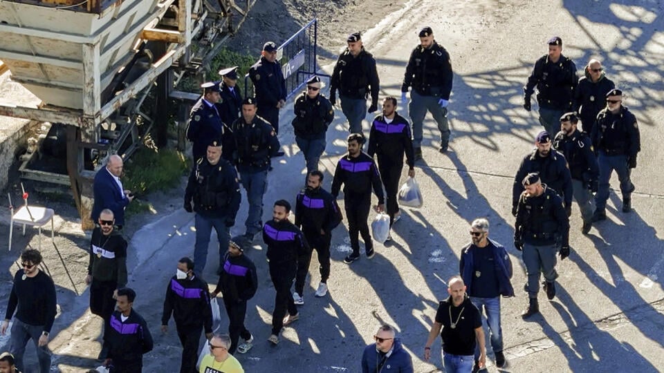 KK35 Šengjin - Migranti kráčajú po vylodení sa z lode talianskej pobrežnej stráže v albánskom prístave Šengjin v piatok 8. novembra 2024. FOTO TASR/AP
Migrants walk at the port of Shengjin, next to security forces after they disembark from an Italian Navy ship northwestern Albania, Friday, Nov. 8, 2024, while a second group of eight migrants intercepted in international waters is processed in a reception facility despite the failure with the first group in October. (AP Photo/Vlasov Sulaj)
