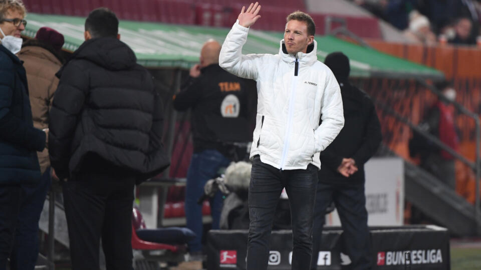 KK32 Augsburg - Na snímke tréner Julian Nagelsmann z Bayernu Mníchov počas zápasu 12. kola nemeckej bundesligy FC Augsburg - Bayern Mníchov 19. júla 2021 v Augsburgu. FOTO TASR/DPA
19.11.2021, Bayern, Augsburg: Fußball, Bundesliga, FC Augsburg - Bayern München, 12. Spieltag, WWK-Arena: Münchens Trainer Julian Nagelsmann winkt. Foto: Matthias Balk/dpa +++ dpa-Bildfunk +++