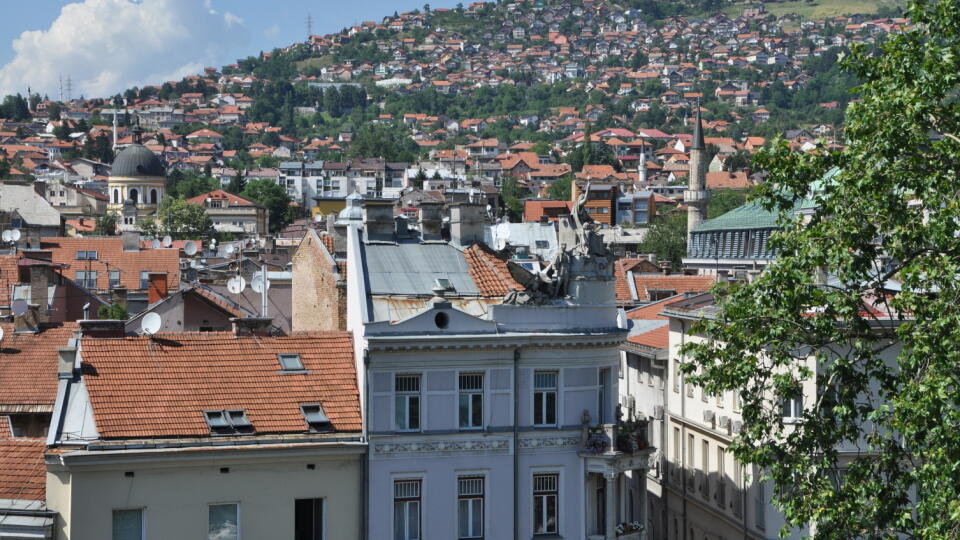 Strechy, veže a domy Sarajeva.