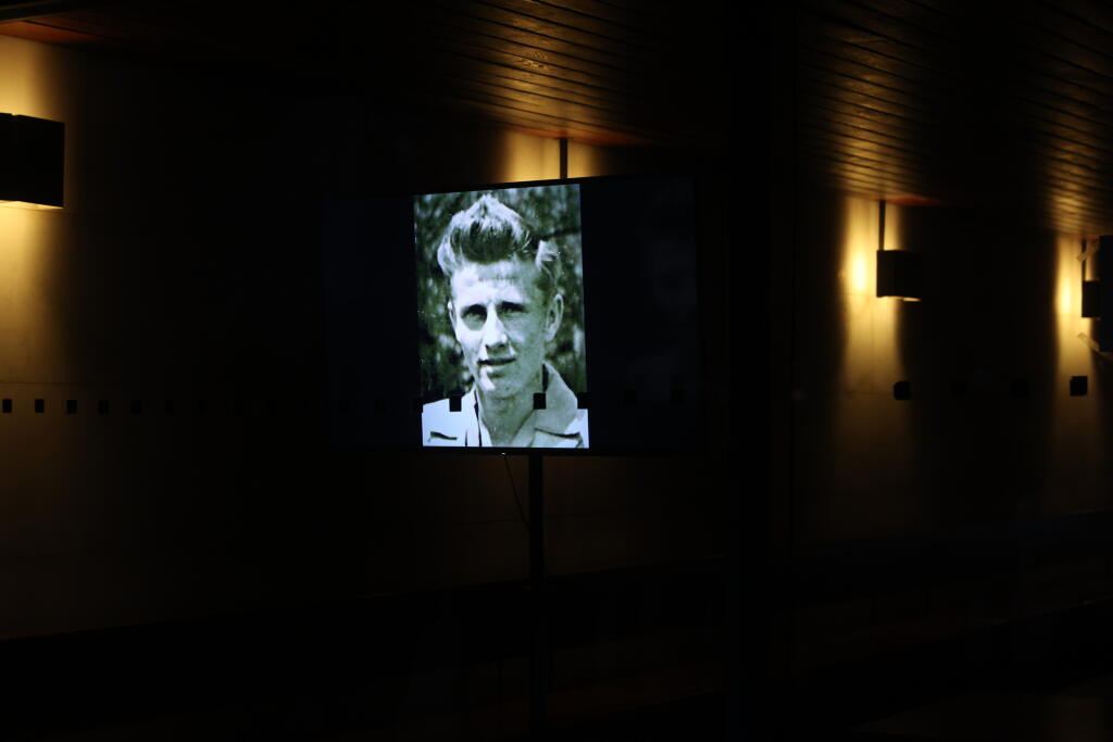 Na obrazovke vo vestibule sa premietali staré fotografie Jozefa Vengloša.