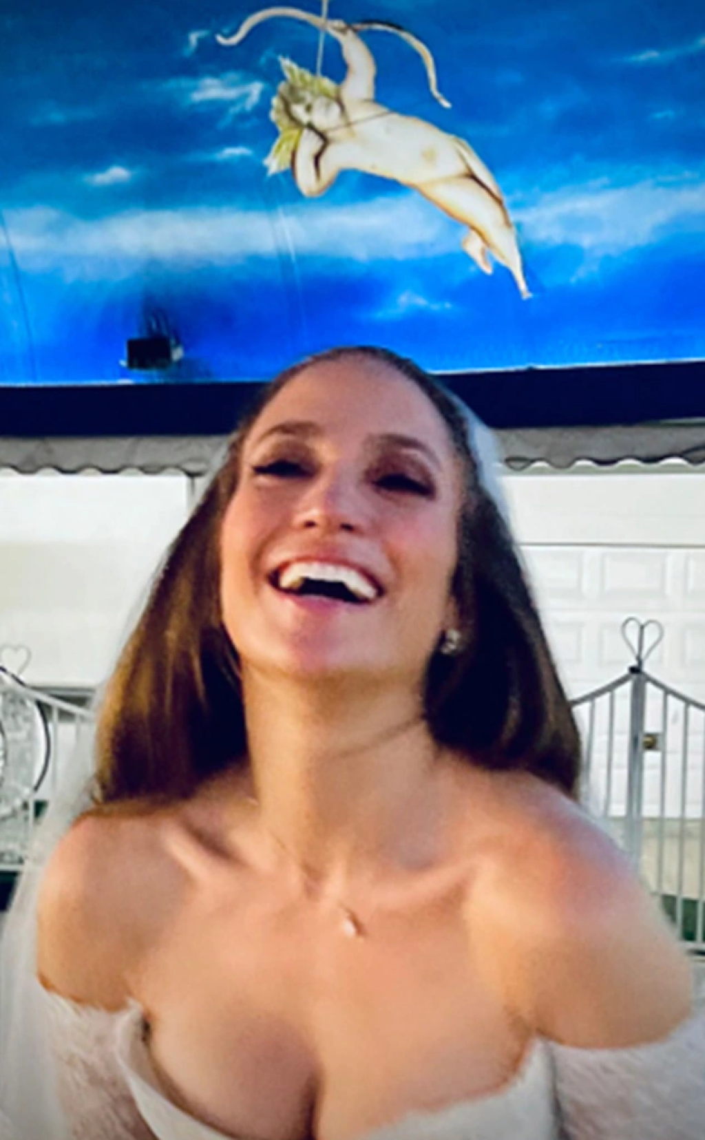 JLo žiarila.
