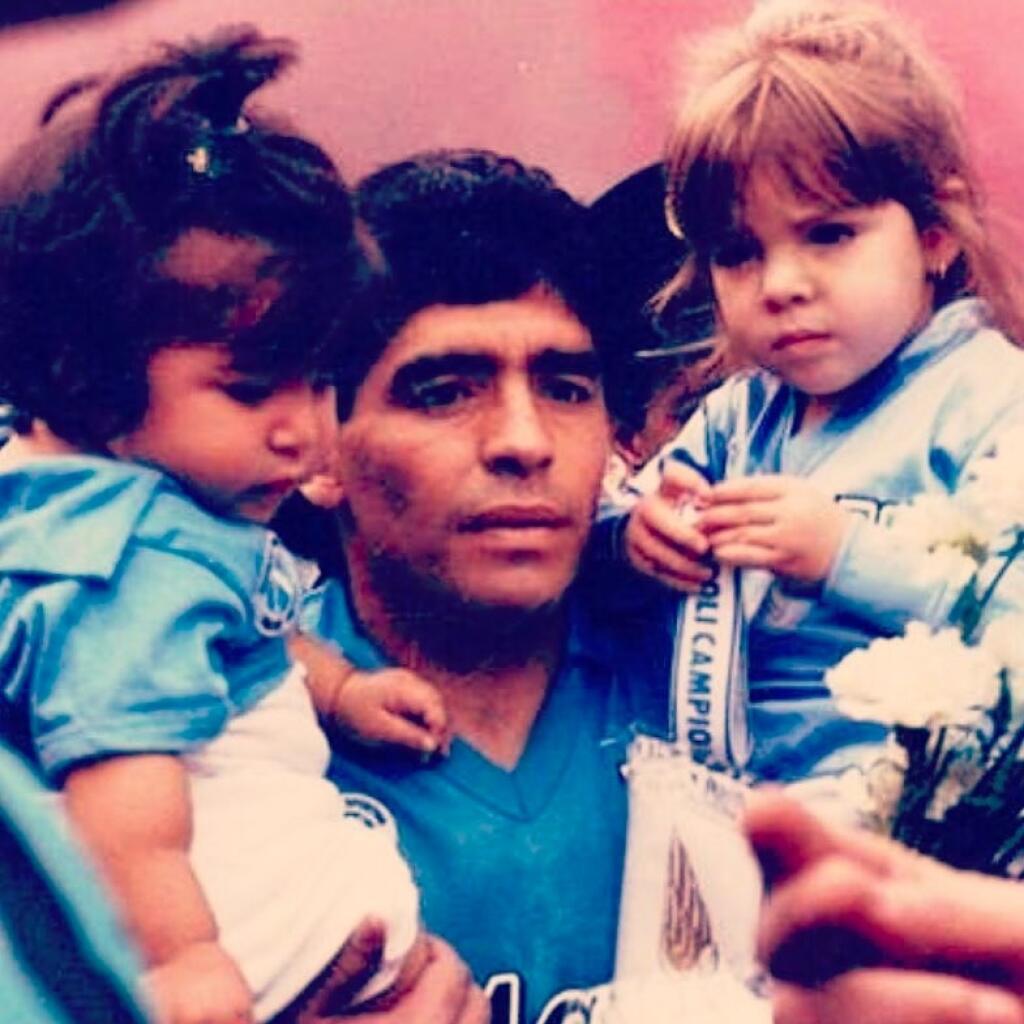 Diego Maradona a jeho dve dcéry z manželstva s Claudiou Villafaneovou - Dalma (vľavo) a Giannina (vpravo).