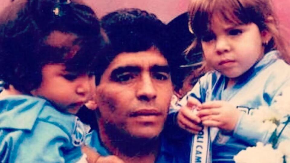 Diego Maradona a jeho dve dcéry z manželstva s Claudiou Villafaneovou - Dalma (vľavo) a Giannina (vpravo).