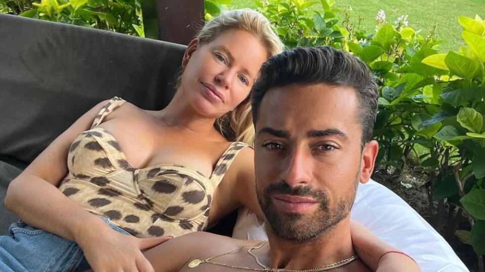 Caroline Stanburyová a Sergio Carrallo vyzerajú ako šťastný pár. Herečka pri mladšom partnerovi kvitne.