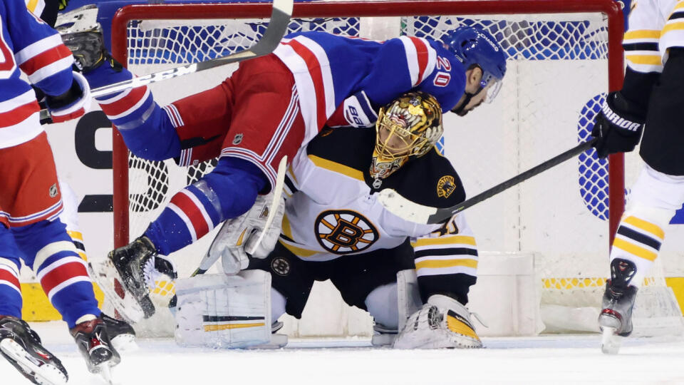 Tuukka Rask vychytal proti NY Rangers víťazstvo, no na konci zápasu sa za vyrovnaného stavu vybral na striedačku a jeho spoluhráči sa nestíhali diviť.