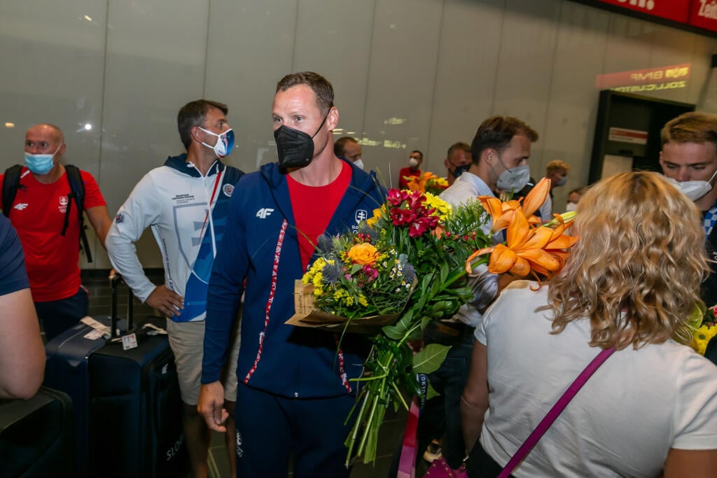 Takto vyzeral príchod bronzového štvorkajaku z olympiády v Tokiu.