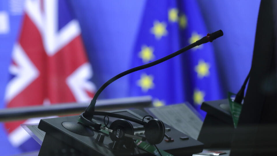 WA 3 Británia - Vlajka Spojeného kráľovstva a Európskej únie sú pred rečníckym pultom pred príchodom britského premiéra Borisa Johnsona a predsedníčky Európskej komisie Ursuly von der Leyenovej do sídla EÚ v Bruseli v stredu 9. decembra 2020. Obaja politici sa v stredu dohodli, že do nedele rozhodnú, či sa oplatí pokračovať v rozhovoroch o brexite, informovala agentúra AFP s odvolaním sa na Úrad britského premiéra na Downing Street. Johnson a von der Leyenová podľa Downing Street absolvovali v s