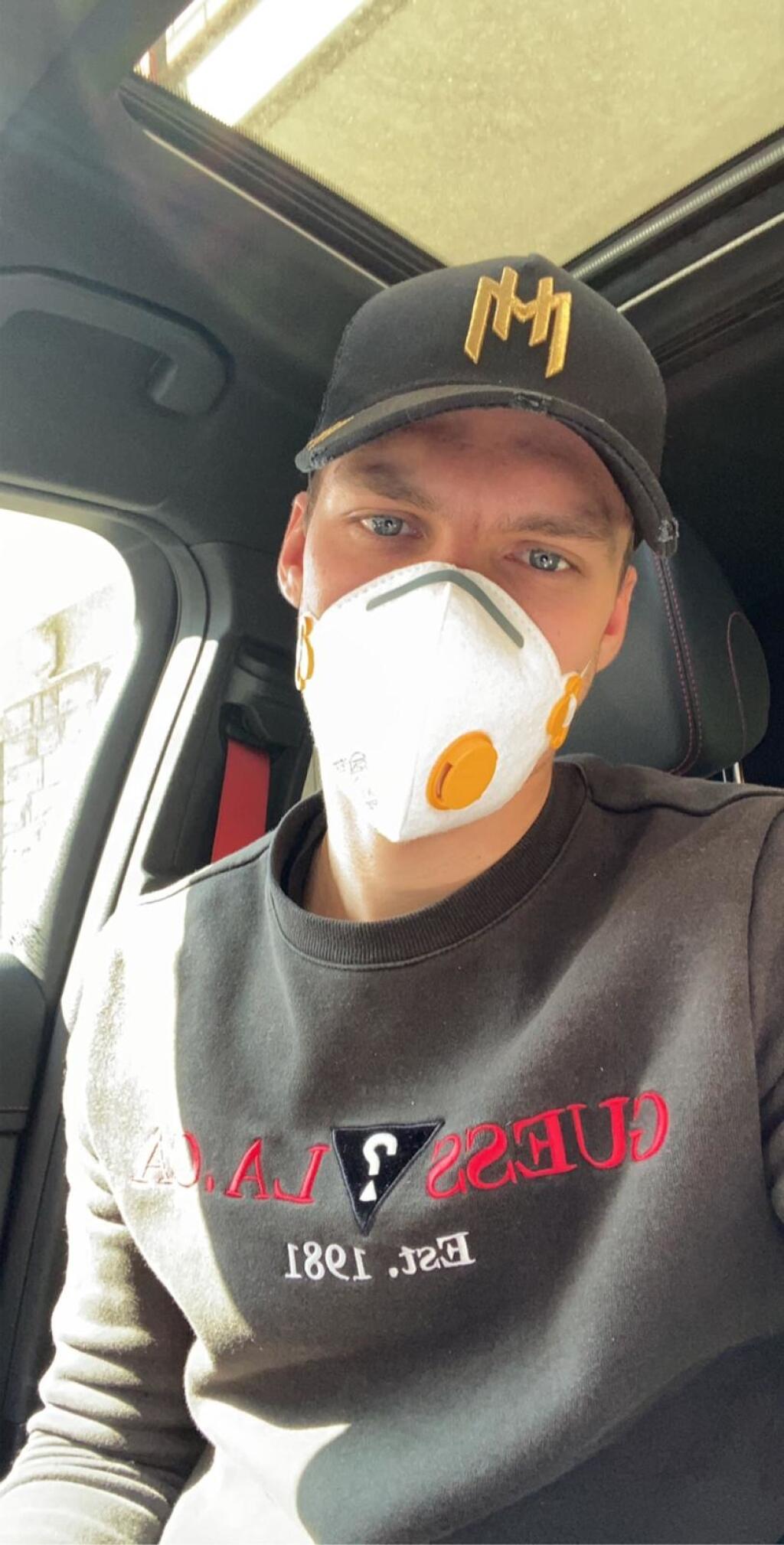 Lukáš Haraslín sa chráni rúškom aj rukavicami.