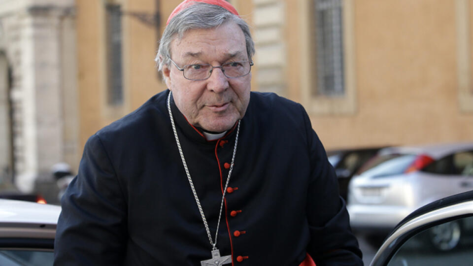 Austrálsky kardinál George Pell prichádza na prvú generálnu kongregáciu vo Vatikáne.