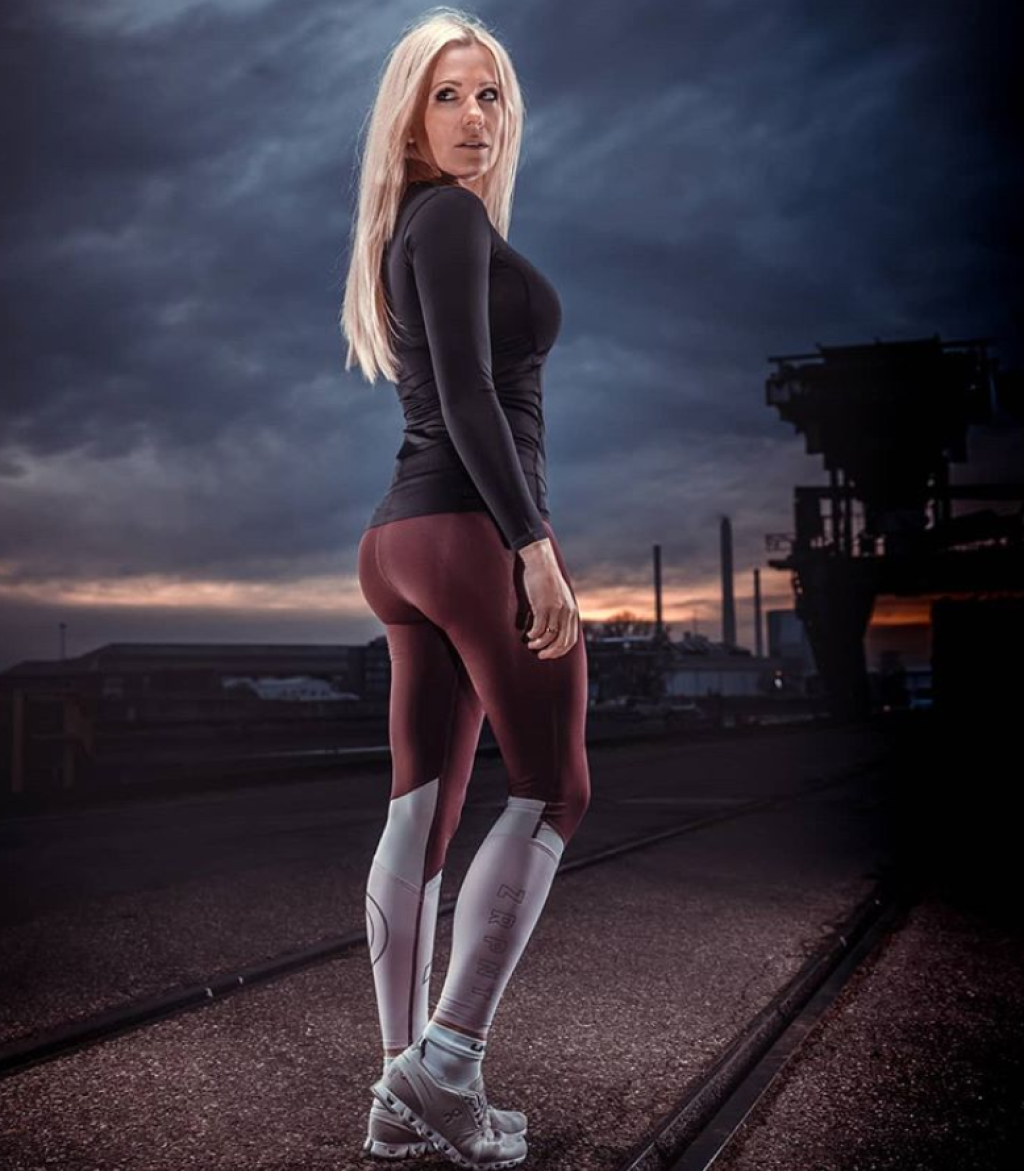Švajčiarka Kristin Atzeni je skôr vášnivou fanúšičkou cyklistiky ako profesionálkou. Sexi blondínka si však jazdu na dvoch kolesách nenechá ujsť za žiadnu cenu. Kráska má dokonca vlastný cyklistický obchod a navrhuje svoje cyklo oblečenie, v ktorom následne predvádza božské krivky.