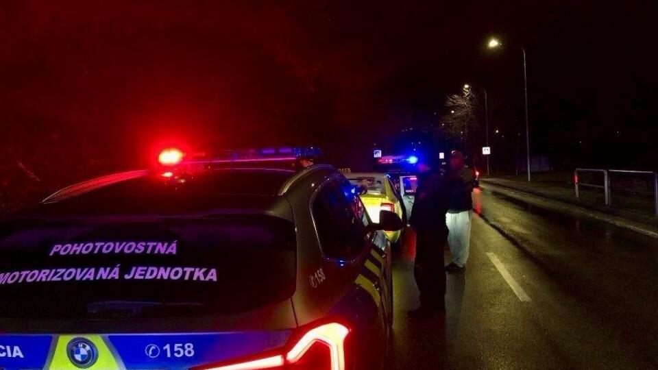 Bežná policajná kontrola sa zmenila v poriadne prekvapenie! Policajti z Nitry počas nočnej služby zastavili osobné auto, ktorého spolujazdci neboli pripútaní bezpečnostným pásom. To, čo v aute našli, ich poriadne šokovalo!