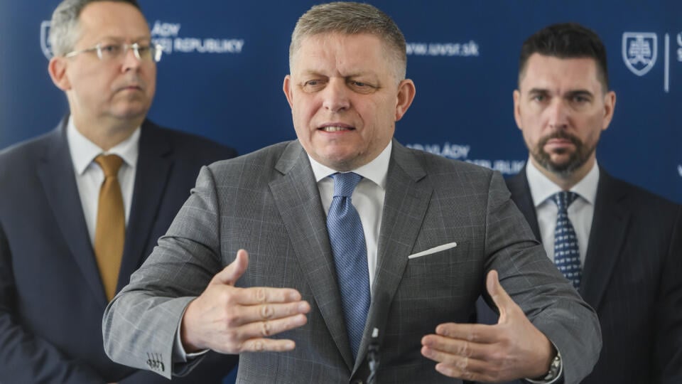 Na snímke zľava minister financií SR Ladislav Kamenický (Smer-SD), predseda vlády SR Robert Fico (Smer-SD) a minister pôdohospodárstva a rozvoja vidieka SR Richard Takáč (Smer-SD) počas tlačovej konferencie po výjazdovom rokovaní vlády v Dolnej Krupej, okres Trnava 24. apríla 2024.