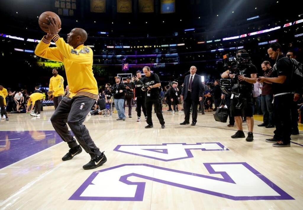 Kobe Bryant bol celú rozlúčkovú noc v centre pozornosti.