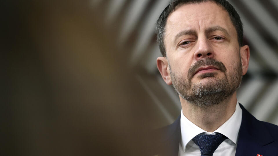 WA 17 Brusel - Slovenský premiér Eduard Heger odpovedá na otázky novinárov počas príchodu na druhý a záverečný deň summitu EÚ v Bruseli v piatok 25. marca 2023. Európski lídri sa v piatok stretli, aby rokovali o hospodárskych a finančných problémoch a bankových pravidlách a snažili sa utlmiť obavy z možných rizík pre európskych spotrebiteľov v dôsledku bankových problémov v USA a Švajčiarsku. FOTO TASR/AP
Slovakia's Prime Minister Eduard Heger speaks with the media as he arrives for an EU sum