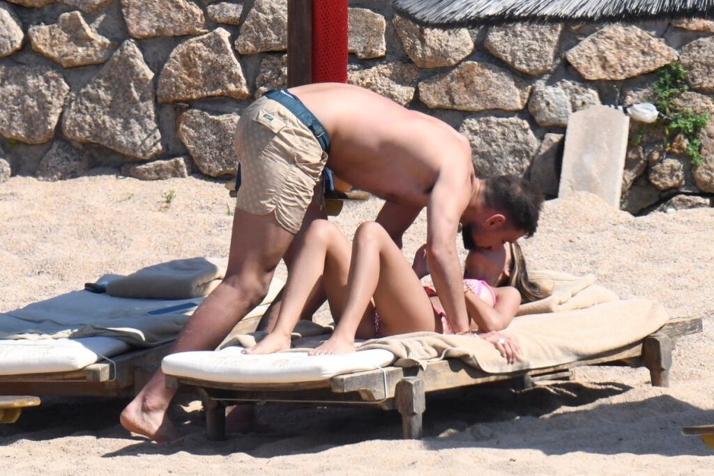 Donnarumma si užíva na dovolenke na Sardínii, spoločnosť mu robí sexi priateľka Alessia.