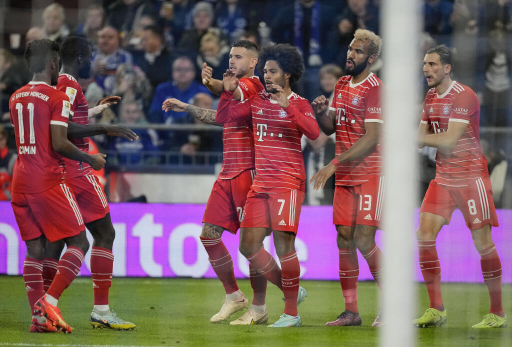 EBE 16 Gelsenkirchen - Na snímke uprostred útočník Bayernu Serge Gnabry oslavuje úvodný gól v zápase 15. kola nemeckej Bundesligy vo futbale Schalke 04 Gelsenkirchen - Bayern Mníchov (0:2) v sobotu 12. novembra 2022. FOTO TASR/AP
Bayern's Serge Gnabry, center, is celebrated by teammates after he scored the opening goal during the German Bundesliga soccer match between FC Schalke 04 and Bayern Munich in Gelsenkirchen, Germany, Saturday, Nov. 12, 2022. (AP Photo/Martin Meissner)