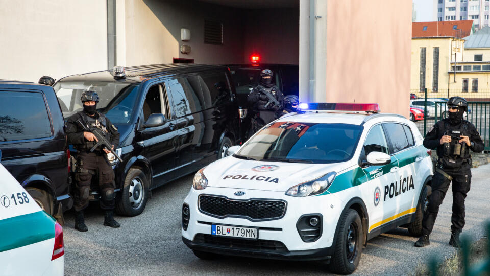 Príchod obvinených v kauze "Očistec" na Špecializovaný trestný súd v Pezinku. Obvinení sú bývalí vrcholoví policajní funkcionári na čele s Tiborom Gašparom.