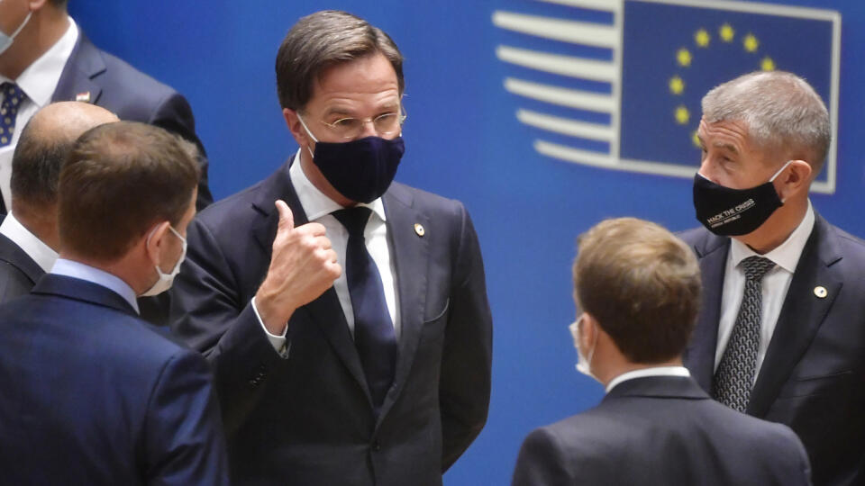 KK21 Brusel - Holandský premiér Mark Rutte (uprostred), francúzsky prezident Emmanuel Macron a český premiér Andrej Babiš (vpravp) počas zasdanutia okrúhleho stola v druhý deň summitu EÚ v Bruseli 18. júla 2020. Prvý deň mimoriadneho summitu EÚ v Bruseli, ktorého cieľom je nájsť kompromisnú dohodu hláv vlád a štátov Únie o sedemročnom rozpočte a o pláne obnovy po koronakríze, sa skončil neúspechom. Hlavnou témou summitu sú rokovania o pláne obnovy v reakcii na krízu spôsobenú pandémiou ochoreni