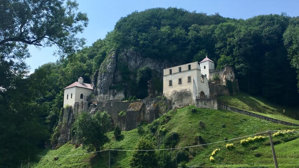 Pútnické miesto: Nachádza sa na území farnosti Skalka nad Váhom v Nitrianskej diecéze.