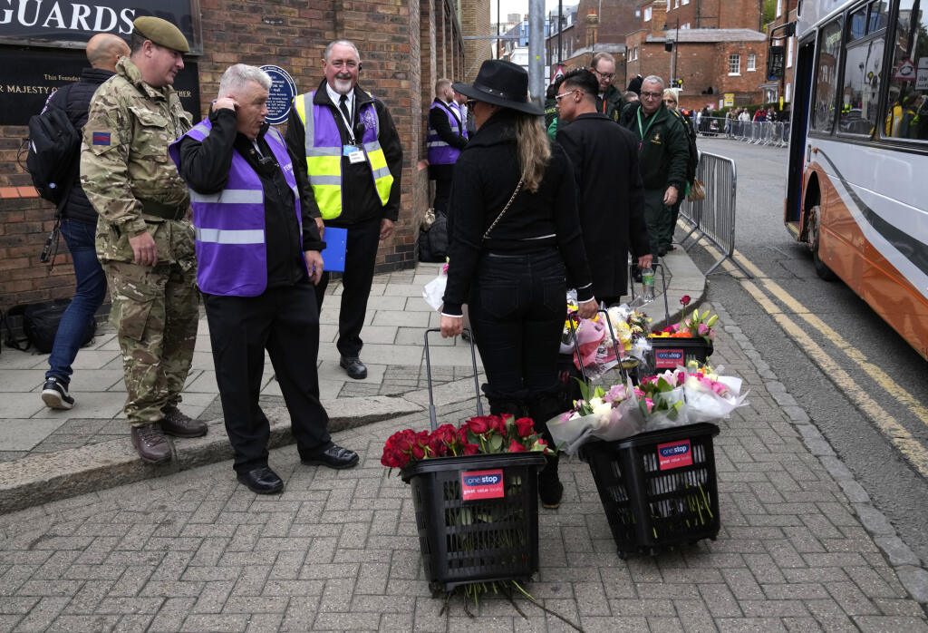 WA 71 Windsor - Ľudia prichádzajú s košíkmi kvetov pred Windsorský hrad pred príchodm rakvy zosnulej britskej kráľovnej Alžbety II., ktorú pochovajú
v Pamätnej kaplnke kráľa Juraja VI. po boku jej manžela Princa Philipa, ktorý zomrel vlani vo Windsore v pondelok 19. septembra 2022. Kráľovná Alžbeta II. zomrela 8. septembra vo veku 96 rokov vo svojom letnom sídle Balmoral v Škótsku. FOTO TASR/AP
People arrive with carts of flowers outside Windsor Castle as they wait for the coffin of Queen Eliz