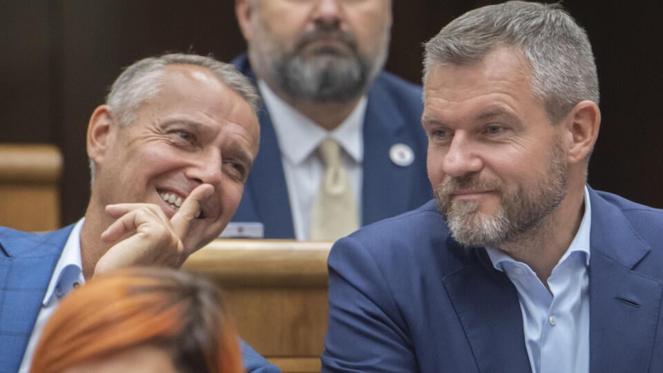 Nezaradení poslanci parlamentu SR vpravo Peter Pellegrini a vľavo Richard Raši