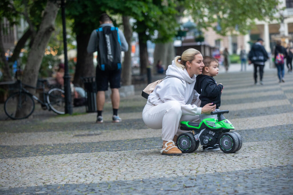 Na snímke je Dominika Cibulková so svojím synčekom Jakubkom počas prechádzky v Bratislave.