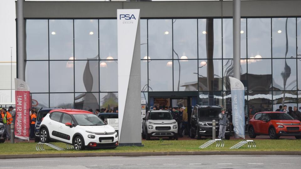 Na snímke zamestnanci automobilového závodu PSA počas evakuácie v Trnave 28. októbra 2019. Pre nahlásenie bomby bola v pondelok ráno evakuovaná trnavská automobilka Groupe PSA Slovakia. Od 4.42 h muselo opustiť jej priestory na pokyn polície asi 1000 zamestnancov. Prítomnosť výbušniny v priestoroch automobilky bola nahlásená na núdzovú telefónnu linku 112 okolo 4.30 h. FOTO TASR - Lukáš Grinaj