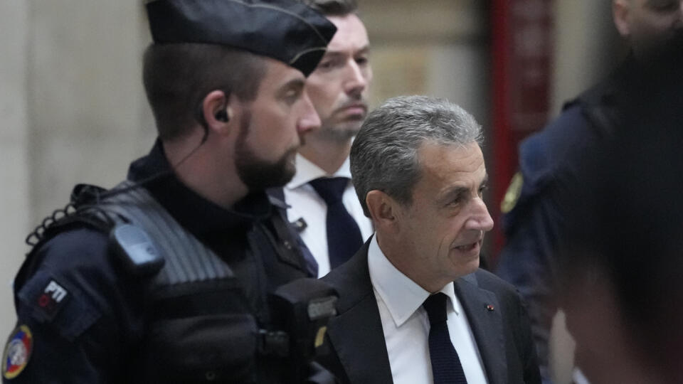 Bývalý francúzsky prezident Nicolas Sarkozy prichádza do súdnej siene 5. decembra 2022 v Paríži.