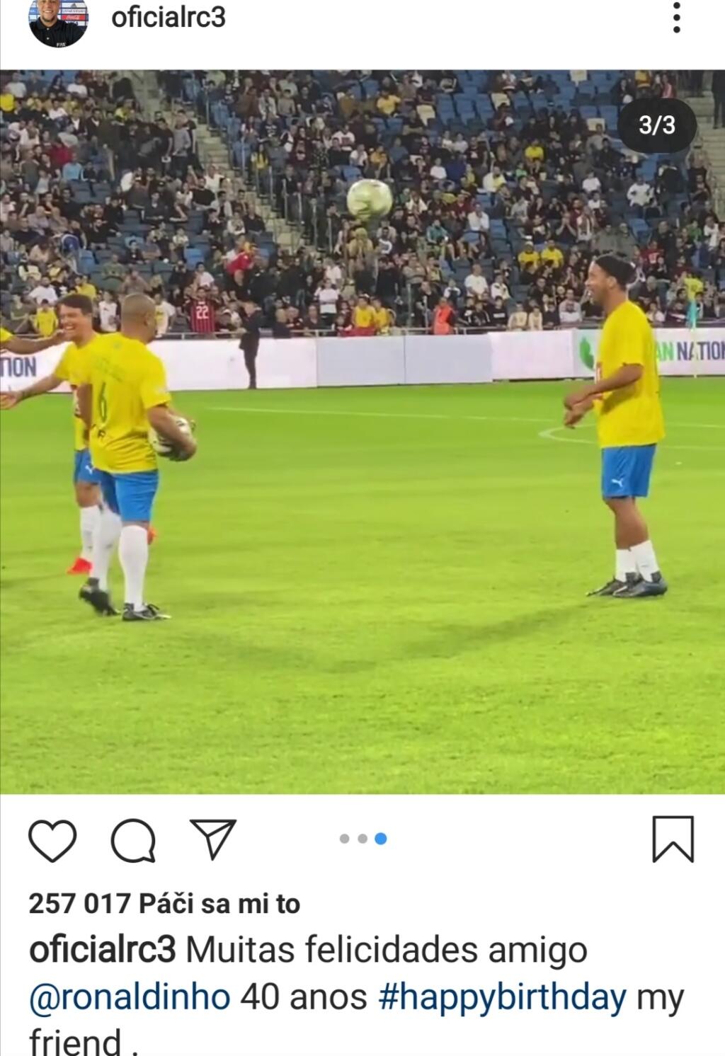 Na Ronaldinha nezabudol ani ďalší Brazílčan, Roberto Carlos. Aj ten poslal Ronaldinhovi narodeninový odkaz.
