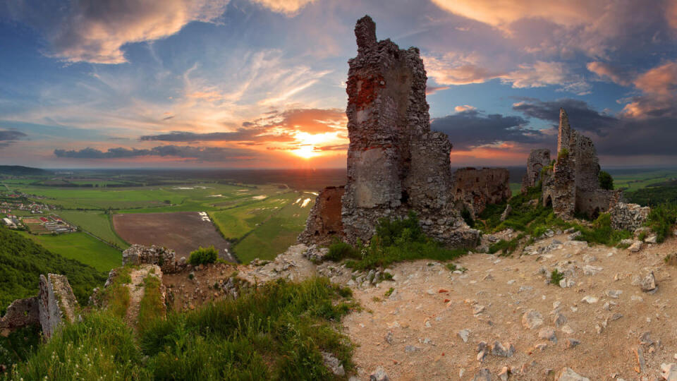 Pohľad na Plavecký hrad.