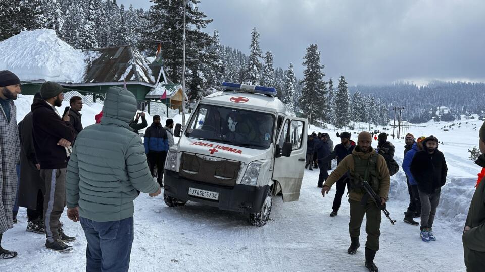 Na snímke sanitka odchádza s telami zahraničných turistov, ktorí zahynuli po páde lavíny v stredisku Gulmareg v indickom štáte Kašmír 1. februára 2023.