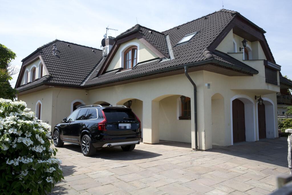 Dom je stále obývaný, čo naznačuje zaparkované veľké čierne auto.