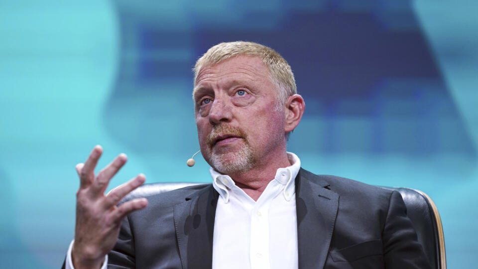 WA 30 Hamburg - Bývalý nemecký tenista Boris Becker gestikuluje na pódiu na digitálnom veľtrhu OMR v nemeckom meste Hamburg v stredu 10. mája 2023. Na tohtoročnom veľtrhu sa očakáva približne 70-tisíc návštevníkov. Ide o jeden z najväčších marketingových a digitálnych veľtrhov v Európe. FOTO TASR/AP

Former tennis player Boris Becker sits on stage at the OMR digital trade show in the exhibition halls, in Hamburg, Germany, Wednesday, May 10, 2023. Around 70,000 visitors are expected at this year'