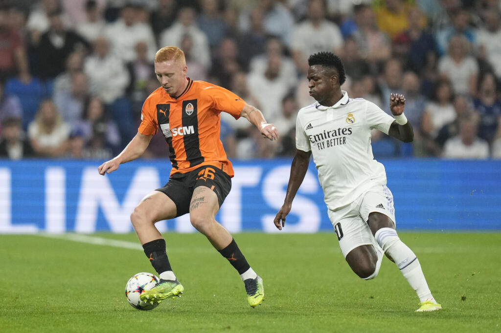 KK62 Madrid - Futbalista Juchym Konoplya (vľavo) zo Šachtaru a Vinicius Junior z Realu Madrid počas zápasu F-skupiny 3. kola skupinovej fázy Ligy majstrov vo futbale Real Madrid - Šachtar Doneck 5. októbra 2022 v Madride. FOTO TASR/AP
Shakhtar's Yukhym Konoplya, left, challenges for the ball with Real Madrid's Vinicius Junior during the Champions League group F soccer match between Real Madrid and Shakhtar Donetsk at the Santiago Bernabeu stadium in Madrid, Wednesday, Oct. 5, 2022. (AP Photo/Be