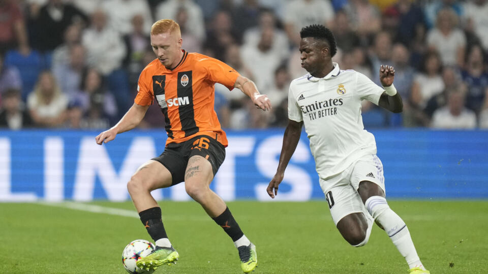 KK62 Madrid - Futbalista Juchym Konoplya (vľavo) zo Šachtaru a Vinicius Junior z Realu Madrid počas zápasu F-skupiny 3. kola skupinovej fázy Ligy majstrov vo futbale Real Madrid - Šachtar Doneck 5. októbra 2022 v Madride. FOTO TASR/AP
Shakhtar's Yukhym Konoplya, left, challenges for the ball with Real Madrid's Vinicius Junior during the Champions League group F soccer match between Real Madrid and Shakhtar Donetsk at the Santiago Bernabeu stadium in Madrid, Wednesday, Oct. 5, 2022. (AP Photo/Be