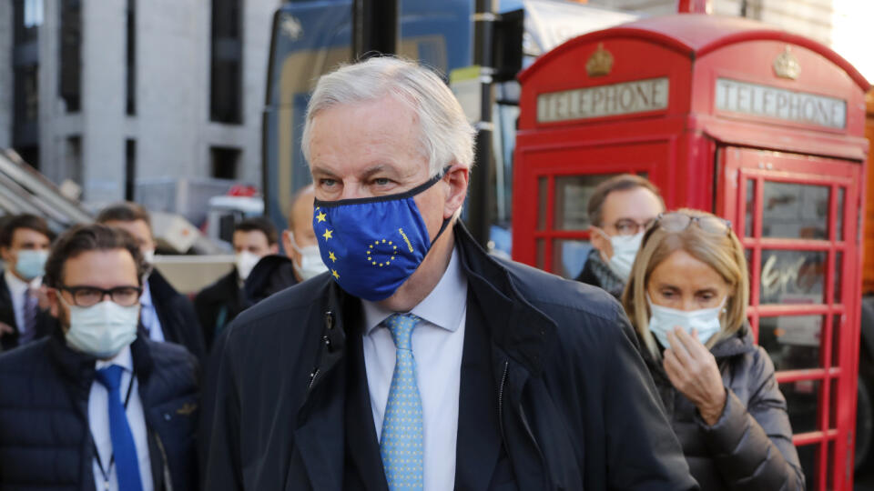 WA 9 Londýn - Hlavný vyjednávač Európskej únie pre brexit Michel Barnier vychádza z hotela do Konferenčného centra v Londýne vo štvrtok 12. novembra 2020. Európska únia (EÚ) a Británia pravdepodobne tento týždeň neuzavrú rokovania o obchode po brexite. A budú v nich pokračovať aj na budúci týždeň. Uviedol to vo štvrtok írsky minister zahraničných vecí Simon Coveney, ktorý tak potvrdil agentúrne správy, že sa obom stranám nepodarí dodržať pôvodný termín na uzavretie dohody do 15. novembra. Hlavný