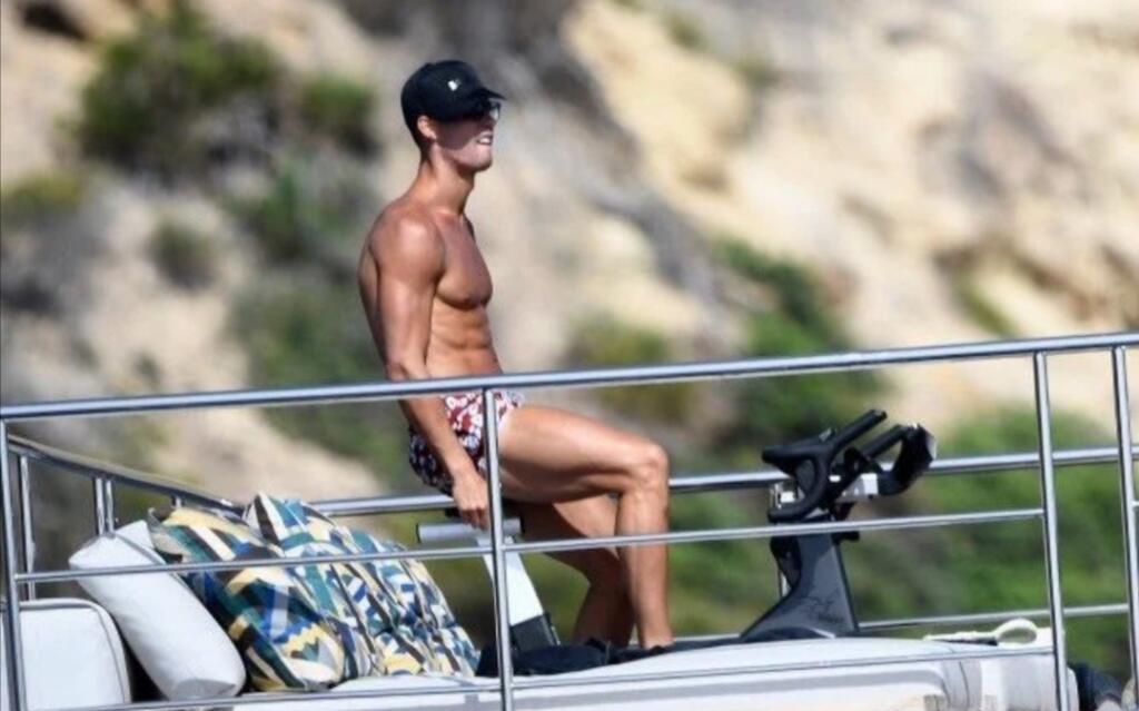 A Cristiano relaxuje ďaleko od rodiny. Veď si to aj zaslúži po takej rušnej sezóne.