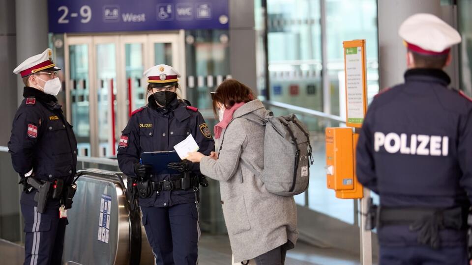 Súčasťou lockdownu je i 24-hodinový zákaz vychádzania.