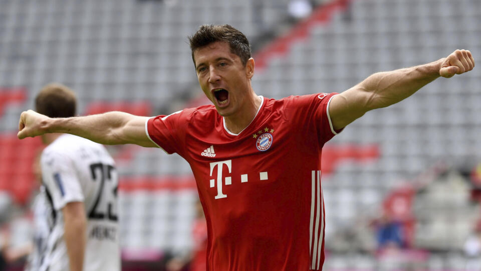 KK44 Mníchov - Futbalista Bayernu Mníchov Robert Lewandowski sa teší z gólu počas zápasu 33. kola nemeckej futbalovej bundesligy Bayern Mníchov - SC Freiburg 20. júna 2020 v Mníchove. FOTO TASR/AP
Munich's Robert Lewandowski cheers after his goal to 2-0 during the German Bundesliga soccer match between Bayern Munich and SC Freiburg in Munich, Germany, Saturday, June, 20, 2020. (Sven Hoppe/dpa via AP)