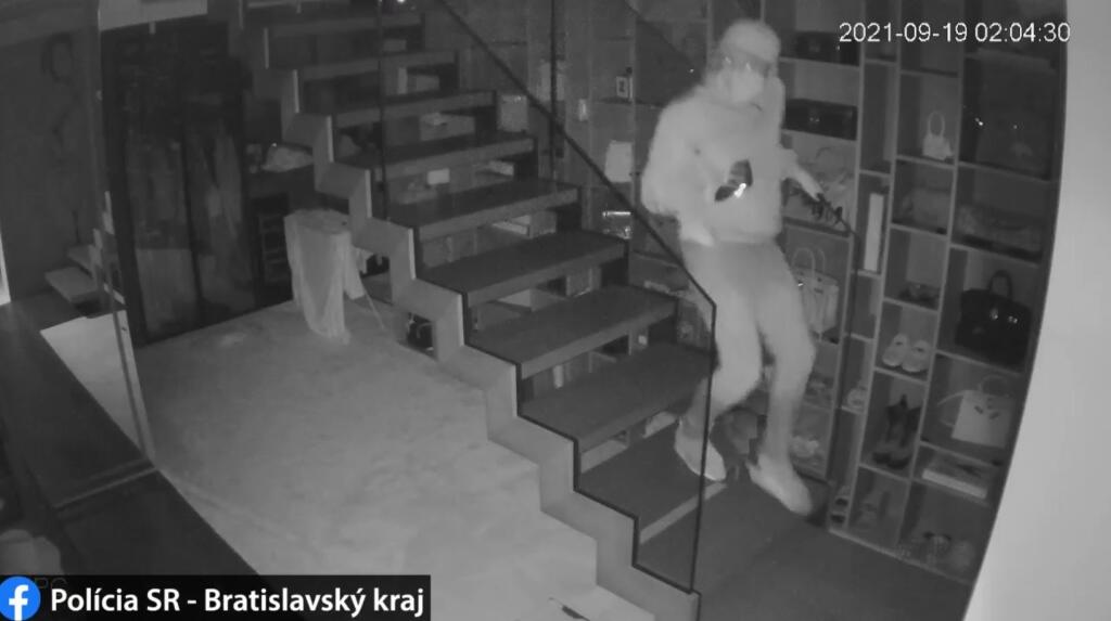 Polícia zverejnila zábery z krádeže bytu v Starom Meste. Podľa záberov a Cibulkovej podobizne na stene je zrejmé, že ide o byt bývalej tenistky.