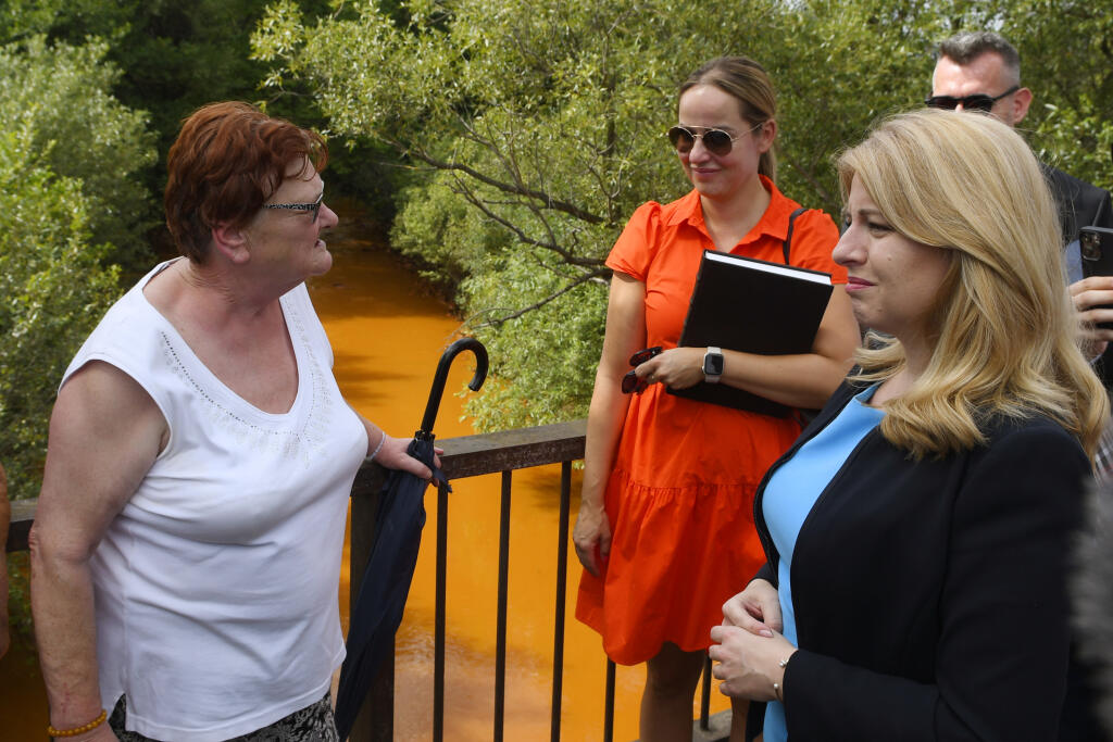 Na snímke prezidentka SR Zuzana Čaputová (vpravo) sa rozpráva s miestnoui obyvateľkoui pri znečistenej rieke Slaná počas návštevy obce Nižná Slaná, okres Rožňava v utorok 19. júla 2022. Rieka Slaná sa dočervena sfarbila v polovici februára v dôsledku vytekania banských vôd zo železorudnej bane v areáli bývalého banského podniku Siderit. Prezidentka v rámci prvého dňa svojho pracovného výjazdu na Gemer zamierila aj do Tornale, kde navštívila Agentúru integrovanej starostlivosti a stretla sa s pr