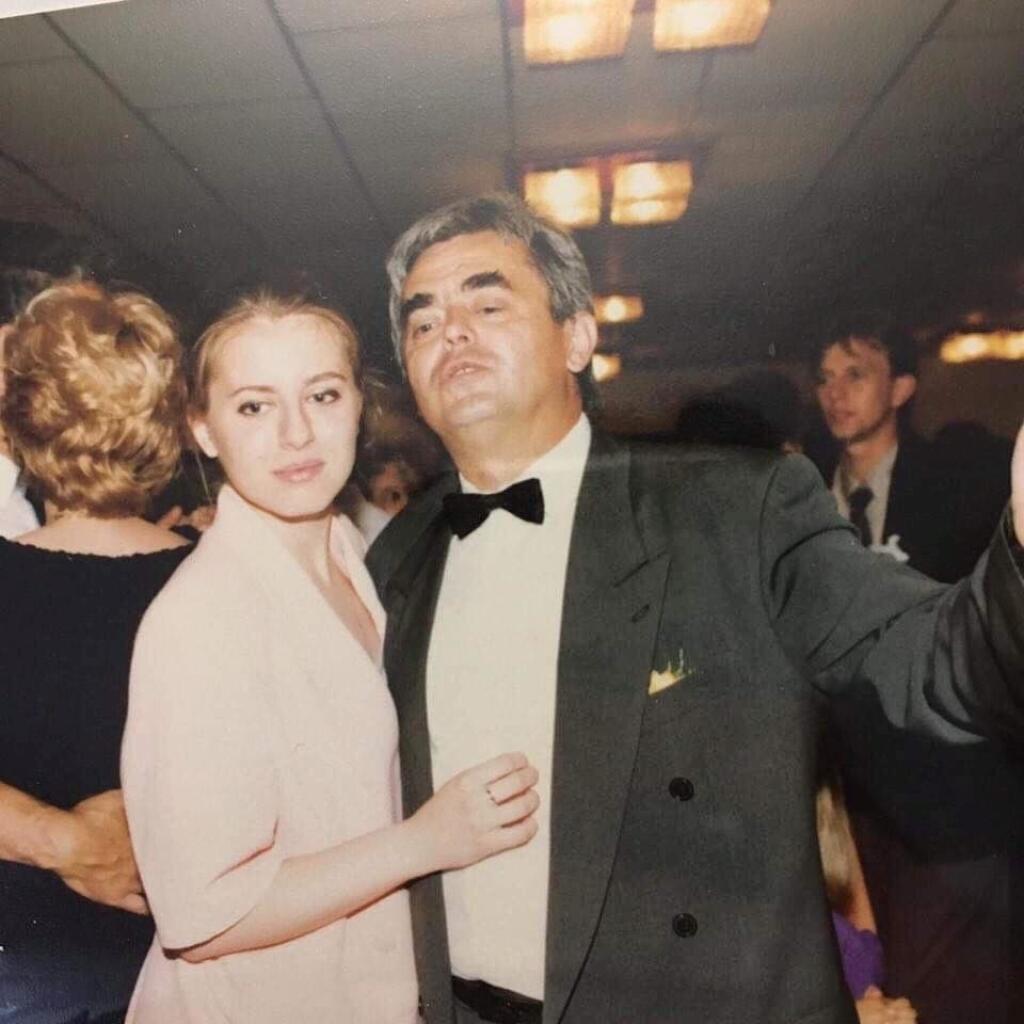 Na snímke 19-ročná Zuzana Čaputová s otcom.