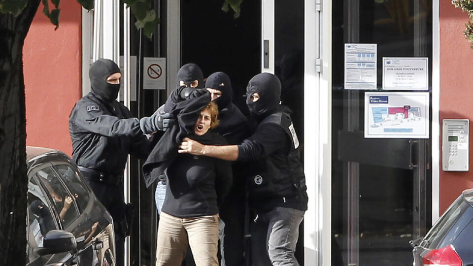 ETA chce ukončenie konfliktov. Na snímke polícia zatýkajúca členku skupiny.